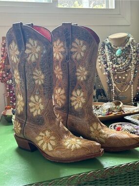 Macie Bean floral cowboy boots size 7
